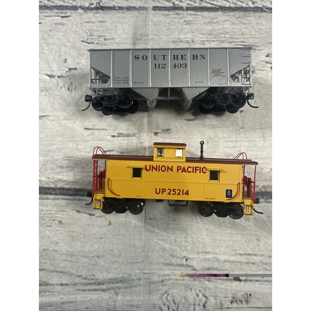 HO Scale Union Pacific UP 25214 Caboose & Southern 112493 Hopper Car Lot Used